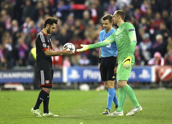 Foto: Hakan Calhanoglu ( Bayer 04 ) , beim Elfmeterschiessen , rechts Torwart jan Oblak Fussball - Championsleague am Di. 17.03.2015 Achtelfinale, Atletico Madrid - Bayer 04 Leverkusen