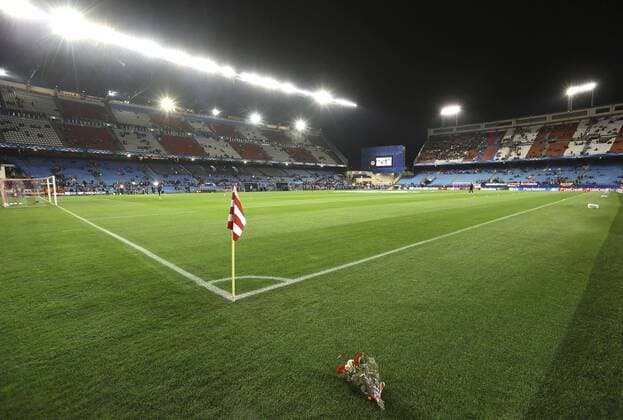 Foto: Ritual bei jedem Atletico Spiel : ein Blumenstrauss liegt an der Eckfahne und soll den Madrilenen Glück bringen Fussball - Championsleague am Di. 17.03.2015 Achtelfinale, Atletico Madrid im Estadio Vicente Calderon