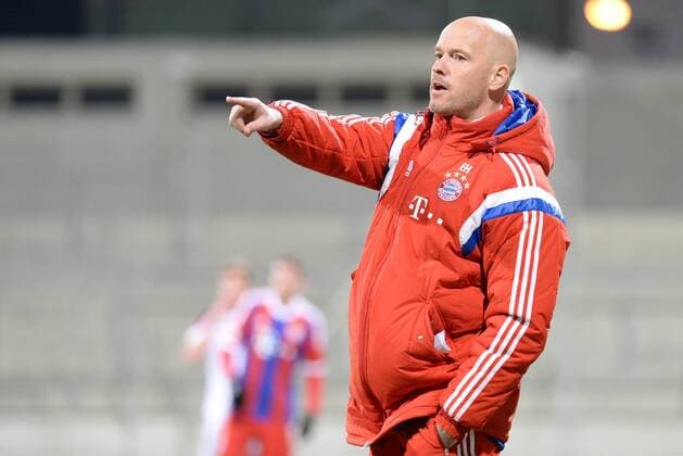 v.li.: Trainer Erik ten Hag (FC Bayern München II) gibt Anweisungen, gestikuliert, mit den Armen gestikulieren, gives instructions, gesticulate, Fussball, Regionalliga Bayern, FC Bayern München II - FC Ingolstadt 04 II, xslx