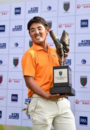 (150320) -- SHENZHEN, March 20, 2015 -- Yuki Kamasu (C) of Japan holds the trophy during the awarding ceremony of the ninth Faldo Series Asia Grand Final at Mission Hills in Shenzhen, south China s Guangdong Province, March 20, 2015. ) (SP)CHINA-SHENZHEN-GOLF-FALDO SERIES ASIA GRAND FINAL MaoxSiqian 