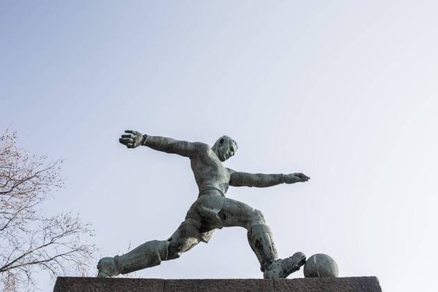 Berlin, Deutschland, 19.03.2015: Berlin - Friedrich-Ludwig-Jahn-Sportpark. Fußballstatue