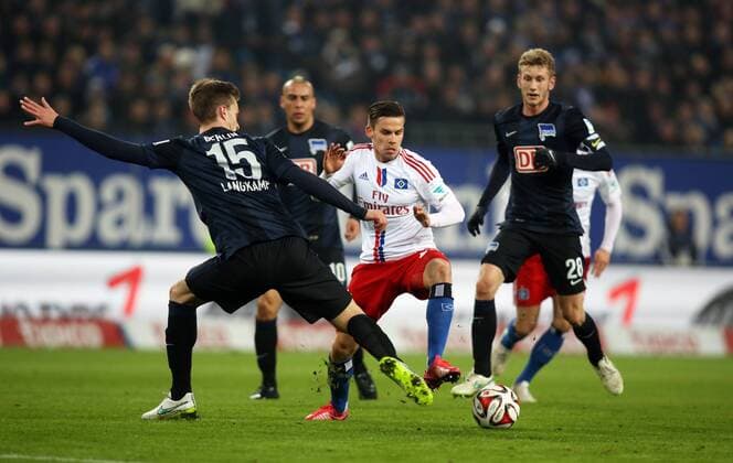 Sebastian Langkamp, Zoltan Stieber,Fabian Lustenberger Zweikampf Aktion Spielszene Hamburger SV HSV - Hertha BSC Berlin Bundesliga DFL 20.03.2015 Fußball Fussball Imtech-Arena Hamburg Herren Saison 2014 2015