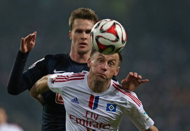 20.03.2015, Fussball 1.Bundesliga 2014 2015, 26.Spieltag, Hamburger SV - Hertha BSC Berlin, in der Imtech-Arena Hamburg, v.l. Sebastian Langkamp (Hertha BSC Berlin) gegen Ivica Olic (Hamburg) 