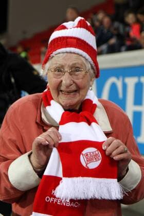 20.03.2015 Offenbach, Sparda-Bank Hessen Stadion Saison 2014 2015, Regionalliga Südwest, OFC, Offenbacher Kickers - Offenbach - die 95Jährige Marga Spitzfaden aus dem Pflegeheim Domizil in Offenbach glaubt fest daran