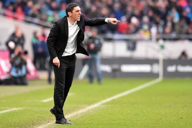 Hannover, Deutschland 21. Maerz 2015: 1. Bundesliga 14 15 - Hannover 96 vs. Borussia Dortmund. Trainer Tayfun Korkut (Hannover) unzufrieden enttäuscht enttaeuscht niedergeschlagen. mt