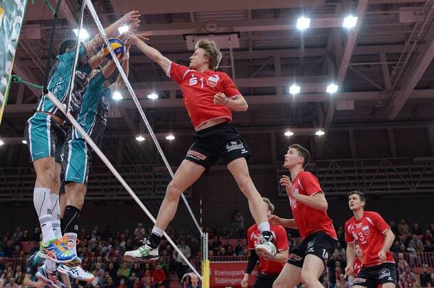 Volleyball 1. Bundesliga 2014 2015 Playoff Viertelfinale 2. Spiel TV Rottenburg - SWD powervolleys Dueren 21.03.2015 Dirk Mehlberg (Mitte, TV Rottenburg) gegen Dueren-Block, beobachtet von Tom Strohbach (2.v.re, TV Rottenburg) und Philipp Jankowski (re, TV Rottenburg) 