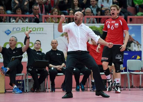 Volleyball 1. Bundesliga 2014 2015 Playoff Viertelfinale 2. Spiel TV Rottenburg - SWD powervolleys Dueren 21.03.2015 JUBEL TV Rottenburg; Trainer Hans Peter Mueller - Angstenberger (Mitte) und Friederich Nagel (re) 