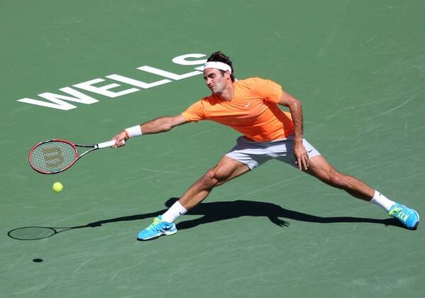 Roger Federer of Switzerland hits a shot during his men s semifinal match at the BNP Paribas Open in Indian Wells, California on March 21, 2015.  IDW20150321720 DAVIDxSILPA