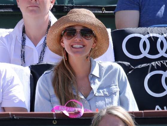 Jelena Djokovic watches the men s semifinal match at the BNP Paribas Open in Indian Wells, California on March 21, 2015.  IDW20150321745 DAVIDxSILPA