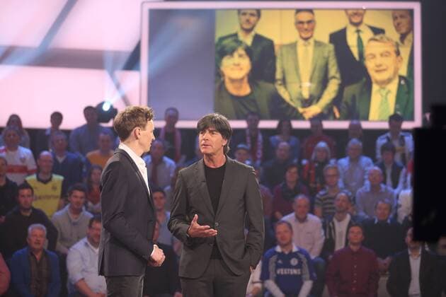 JOCHEN BREYER, JOACHIM LÖW DAS AKTUELLE SPORTSTUDIO ZDF MAINZ - auf der Leinwand Löw mit Wolfgang Niersbach, Thomas Schneider, Helmut Sandrock, Oliver Bierhoff und Wolfgang Köpke 
