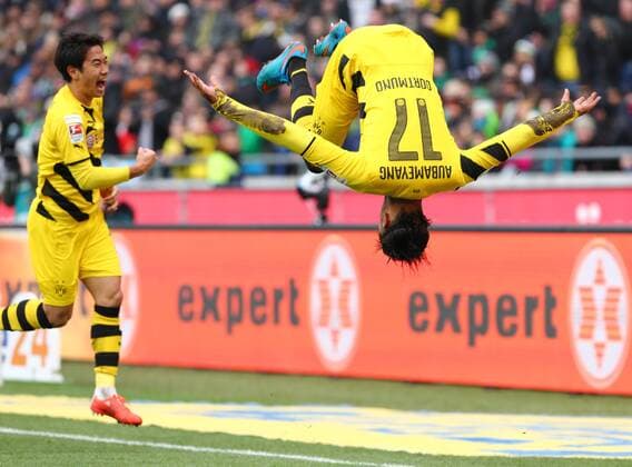 Samstag 21.03.2015, Saison 2014 2015, 1. Bundesliga, 26. Spieltag in der Hannoveraner HDI-Arena, Hannover 96 - BVB Borussia Dortmund, Dortmunder Torjubel zum 3:1: Shinji Kagawa (BVB) und Torschütze Pierre-Emerick Aubameyang (BVB) beim Salto, v.l.