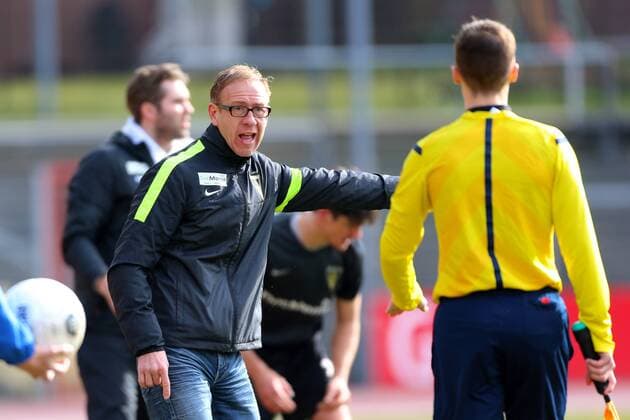 Fußball, Trainerhistorie, Alemannia Aachen Cheftrainer Hans-Peter Schubert (Aachen) diskutiert mit dem Schiedsrichterassistenten VfL Bochum II vs Alemannia Aachen, Fussball, Regionalliga West, 21.03.2015 , EP_MHS
