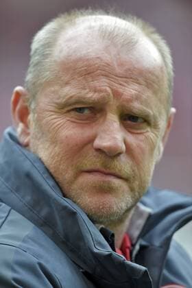 21.03.2015, Fussball 1.Bundesliga 2014 2015, 26.Spieltag, VfB Stuttgart - Eintracht Frankfurt, in der Mercedes-Benz-Arena Stuttgart. Trainer Thomas Schaaf (Eintracht Frankfurt) nachdenklich. 