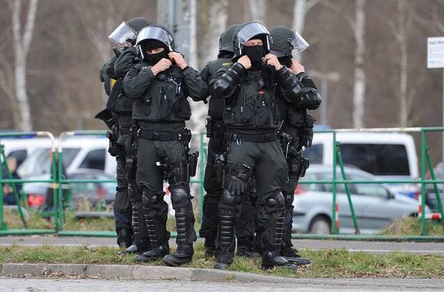 22.03.2015, xfux, Fussball 2.Bundesliga, Karlsruher SC - 1.FC Kaiserslautern, v.l. Polizeieinheiten Polizisten mit Schutzkleidung, Beinpanzer, Helm auf einer Straße Strasse vor dem Stadion der Arena. Polizei, BFE, Hunderschaft, Reiterstaffel, Bereitschaftspolizei, Sicherheit, Pferde