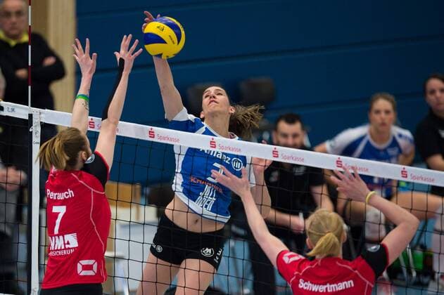 22.03.2015, Halle Berg Fidel, Muenster Volleyball, Bundesliga Frauen, Play-offs Viertelfinale, USC Münster Muenster vs. Allianz MTV Stuttgart Block Doppelblock Sarah Petrausch ( 7 Muenster), Leonie Schwertmann ( 18 Muenster) - Angriff Micheli Tomazela Pissinato ( 3 Stuttgart)