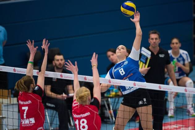 22.03.2015, Halle Berg Fidel, Muenster Volleyball, Bundesliga Frauen, Play-offs Viertelfinale, USC Münster Muenster vs. Allianz MTV Stuttgart Block Doppelblock Sarah Petrausch ( 7 Muenster), Leonie Schwertmann ( 18 Muenster) - Angriff Katherine Harms ( 8 Stuttgart)