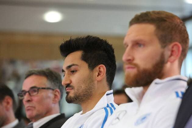 23.03.2015, xjfx, Fussball International, DFB Pressekonferenz vor dem Spiel gegen Australien, v.l.Helmut Sandrock (Generalsekräter, Deutsche Fussball Bund), Itkay Guendogan (Deutsche Fussball Nationalmannschaft DFB),Skodran Mustafi (Deutsche Fussball Nationalmannschaft DFB)