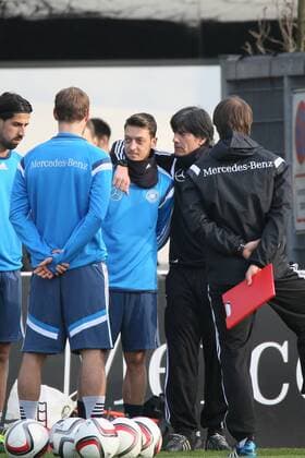 Bundestrainer Joachim Löw baut bei seiner Ansprache an die anwesenden acht Spieler Mesut Oezil auf - Training der Deutschen Nationalmannschaft in Frankfurt