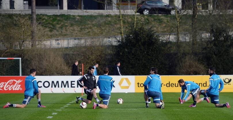 23.03.2015, xjhx, Fussball International, Training Deutschen Fussball Nationalmanschaft, v.l. Jonas Hector, Max Kruse, Sami Khedira, Shkodran Mustafi (Deutsche Fussball Nationalmannschaft DFB) Benedikt Hoewedes, Mesut Oezil. (Deutsche Fussball Nationalmannschaft DFB)