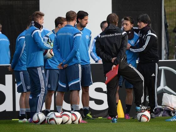 23.03.2015, xjhx, Fussball International, Training Deutschen Fussball Nationalmanschaft, v.l. Ron-Robert Zieler (Deutsche Fussball Nationalmannschaft DFB), Shkodran Mustafi (Deutsche Fussball Nationalmannschaft DFB), Max Kruse (Deutsche Fussball Nationalmannschaft DFB), Benedikt Hoewedes (Deutsche Fussball Nationalmannschaft DFB), Sami Khedira (Deutsche Fussball Nationalmannschaft DFB), Mesut Oezil (Deutsche Fussball Nationalmannschaft DFB), Trainer Joachim Joachim Löw (Deutsche Fussball Nationalmannschaft DFB)