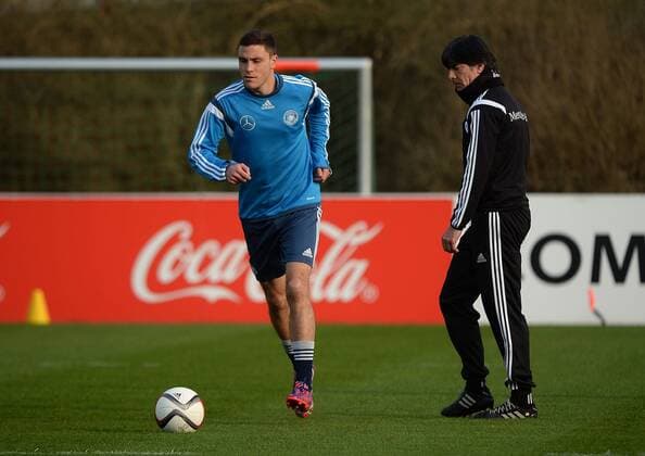 23.03.2015, xjhx, Fussball International, Training Deutschen Fussball Nationalmanschaft, v.l. Jonas Hector (Deutsche Fussball Nationalmannschaft DFB), Trainer Joachim JOGI Loew (Deutsche Fussball Nationalmannschaft DFB)