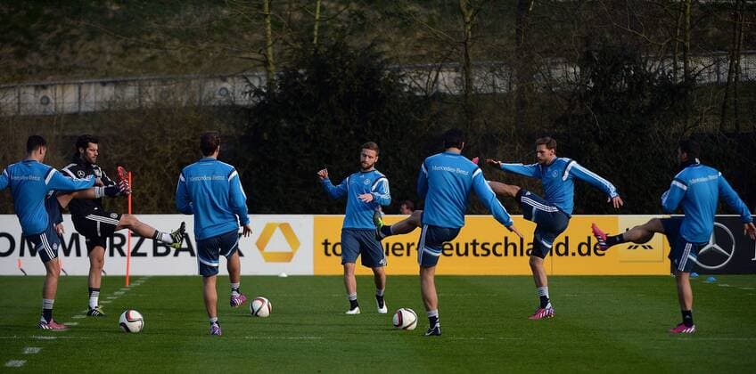 23.03.2015, xjhx, Fussball International, Training Deutschen Fussball Nationalmanschaft, v.l. Jonas Hector (Deutsche Fussball Nationalmannschaft DFB), Max Kruse (Deutsche Fussball Nationalmannschaft DFB), Shkodran Mustafi (Deutsche Fussball Nationalmannschaft DFB), Sami Khedira (Deutsche Fussball Nationalmannschaft DFB), Benedikt Hoewedes (Deutsche Fussball Nationalmannschaft DFB), Mesut Oezil (Deutsche Fussball Nationalmannschaft DFB)