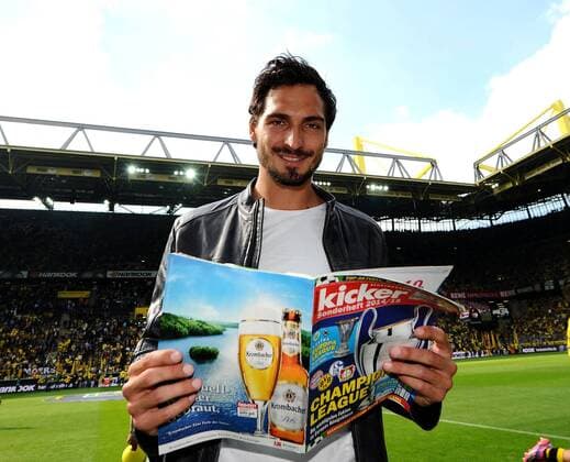 Samstag 13.09.2014, 1. Bundesliga, Saison 2014 2015, 3. Spieltag in Dortmund, BVB Borussia Dortmund, Mats Hummels (BVB) liest im kicker Sonderheft 2014 15, DeFodi01045009423
