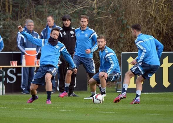 23.03.2015, xjhx, Fussball International, Training Deutschen Fussball Nationalmanschaft, v.l. Mesut Oezil (Deutsche Fussball Nationalmannschaft DFB), Trainer Joachim JOGI Loew (Deutsche Fussball Nationalmannschaft DFB), Benedikt Hoewedes (Deutsche Fussball Nationalmannschaft DFB), Shkodran Mustafi (Deutsche Fussball Nationalmannschaft DFB), Jonas Hector (Deutsche Fussball Nationalmannschaft DFB)
