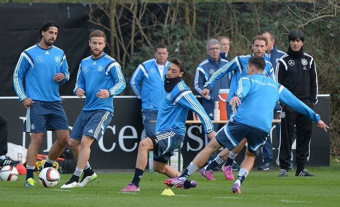 23.03.2015, xjhx, Fussball International, Training Deutschen Fussball Nationalmanschaft, v.l. Sami Khedira (Deutsche Fussball Nationalmannschaft DFB), Jonas Hector (Deutsche Fussball Nationalmannschaft DFB), Mesut Oezil (Deutsche Fussball Nationalmannschaft DFB), Shkodran Mustafi (Deutsche Fussball Nationalmannschaft DFB), Benedikt Hoewedes (Deutsche Fussball Nationalmannschaft DFB), Trainer Joachim JOGI Loew (Deutsche Fussball Nationalmannschaft DFB)