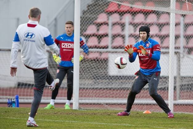Petr Cech, right, of Czech national soccer team in action during the training prior to the qualification match against Latvia for the European Championships in Prague, Czech Republic, March 23, 2015. (CTKxPhoto VitxSimanek) CTKPhotoP201503230691801  VIS 003