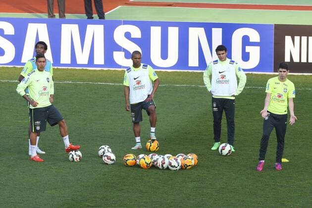 Roberto Firmino Douglas Costa de Souza Thiago Silva, Oscar - Training brasilianische Nationalmannschaft, Stade Charlety Paris - 23 03 2015 GwendolineLeGoff Panoramic 