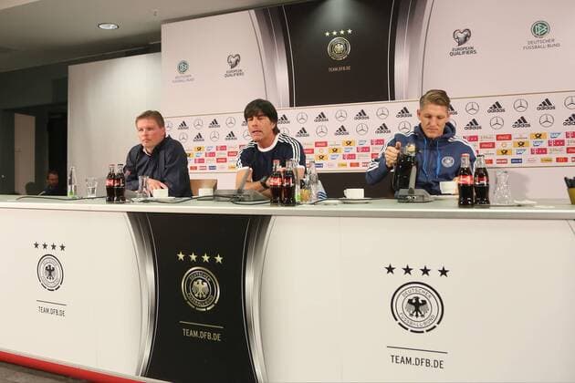 Bundestrainer Joachim Loew und Bastian Schweinsteiger - Pressekonferenz der Deutschen Nationalmannschaft in Frankfurt
