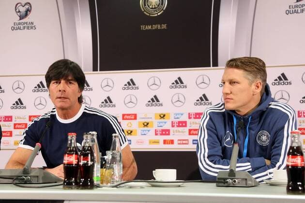 Bundestrainer Joachim Loew und Bastian Schweinsteiger - Pressekonferenz der Deutschen Nationalmannschaft in Frankfurt