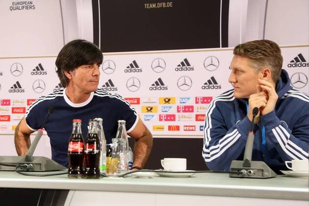 Bundestrainer Joachim Loew und Bastian Schweinsteiger - Pressekonferenz der Deutschen Nationalmannschaft in Frankfurt