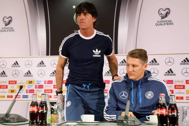 Bundestrainer Joachim Loew und Bastian Schweinsteiger - Pressekonferenz der Deutschen Nationalmannschaft in Frankfurt