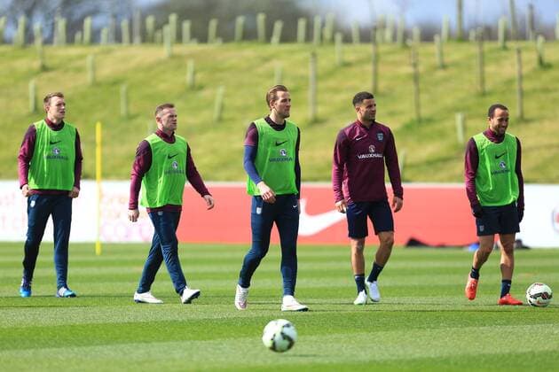 Harry Kane of England walks with team mates - England Training - UEFA EURO EM Europameisterschaft Fussball 2016 - St George s Park- Burton-upto-Trent - 24 03 2015 Pic Philip Oldham Sportimage EDITORIAL USE ONLY. No use with unauthorised audio, video, data, fixture lists, club league logos or live services. Online in-match use limited to 120 images, no video emulation. No use in betting, games or single club league player publications.