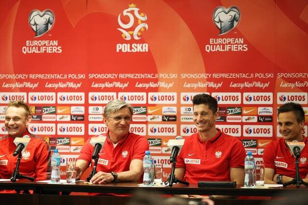 Warschau, Polen - Pressekonferenz polnische Nationalmannschaft vor dem EM-Quali-Spiel: SEBASTIAN MILA, ADAM NAWALKA, HEAD COACH, ROBERT LEWANDOWSKI, SLAWOMIR PESZKO --- Newspix.pl  20150324CSLG0104