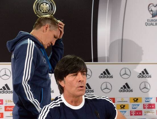 24.03.2015, xjhx, Fussball International, PressekonferenzDeutschen Fussball Nationalmanschaft, v.l. Trainer Joachim JOGI Loew (Deutsche Fussball Nationalmannschaft DFB), Bastian Schweinsteiger (Deutsche Fussball Nationalmannschaft DFB)