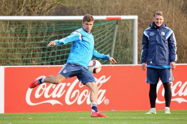 Thomas Mueller zieht ab -Training der Deutschen Nationalmannschaft in Frankfurt