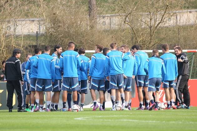 Besprechung vor dem Training -Training der Deutschen Nationalmannschaft in Frankfurt
