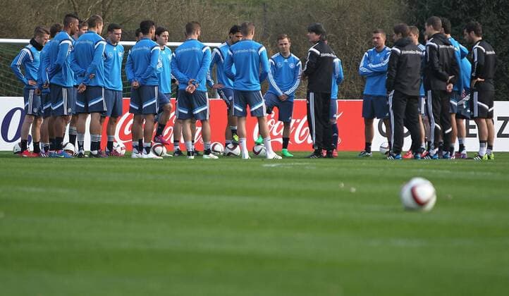 24.03.2014, Fussball Deutsche Nationalmannschaft, Abschlusstraining des DFB-Teams in der Commerzbank-Arena Frankfurt, vor dem Testspiel, Deutschland - Australien in Kaiserslautern. Bundestrainer Joachim Löw (mi., Deutschland) spricht zu den Spielern 