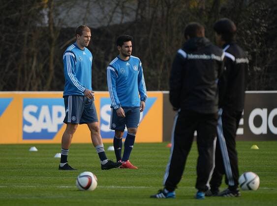 24.03.2015, xjhx, Fussball International, Training Deutsche Fussball Nationalmanschaft, v.l. Holger Badstuber (Deutsche Fussball Nationalmannschaft DFB), Ilkay Guendogan (Deutsche Fussball Nationalmannschaft DFB), Co Trainer Thomas Schneider (Deutsche Fussball Nationalmannschaft DFB), Trainer Joachim JOGI Loew (Deutsche Fussball Nationalmannschaft DFB)