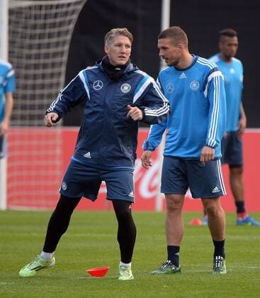 24.03.2015, xjhx, Fussball International, Training Deutsche Fussball Nationalmanschaft, v.l. Bastian Schweinsteiger (Deutsche Fussball Nationalmannschaft DFB), Lukas Podolski (Deutsche Fussball Nationalmannschaft DFB)