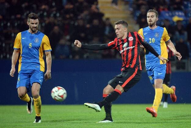 24.03.2015, xjhx, Fussball 1.Bundesliga, Eintracht Frankfurt - Kosovo, v.l. Enis Alushi (Kosovo), Luca Waldschmidt (Eintracht Frankfurt), Faton Toski (Kosovo)
