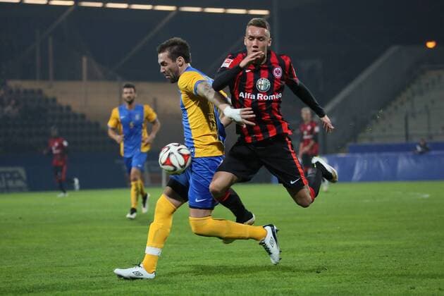 Luca Waldschmidt(Eintracht) gegen Avni Pepa (Kosovo) - Eintracht Frankfurt vs. Nationalmannschaft Kosovo, Frankfurter Volksbank Stadion