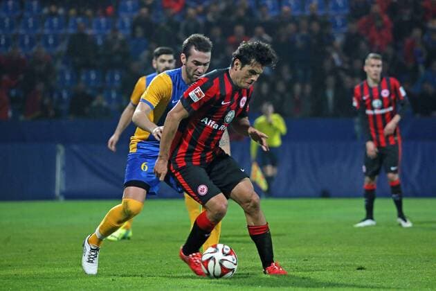 Nelson Valdez (Eintracht) gegen Avni Pepa (Kosovo) - Eintracht Frankfurt vs. Nationalmannschaft Kosovo, Frankfurter Volksbank Stadion