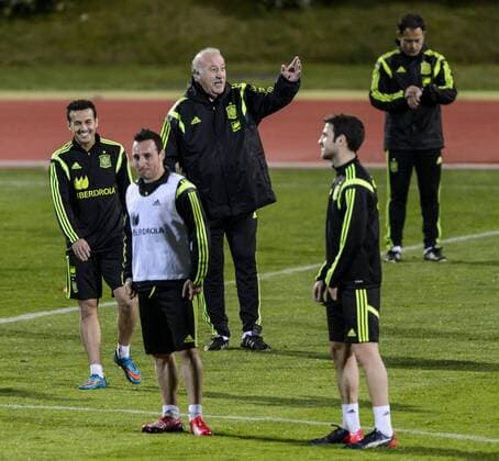 Spanish national team Nationalteam training session. In this picture, Pedro Rodriguez, Vicente Del Bosque, Santi Cazorla and Cesc Fabregas. xDIEGOxGxSOUTOx 