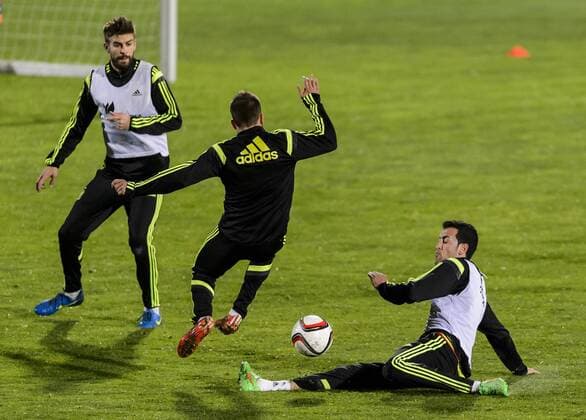 Spanish national team Nationalteam training session. In this picture, Gerard Pique and Sergio Busquets. xDIEGOxGxSOUTOx 