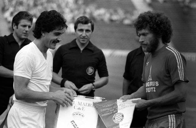 FC Bayern München - Real Madrid: Die Kapitäne Gregorio Benito (li., Madrid) und Paul Breitner (Bayern) beim Wimpeltausch