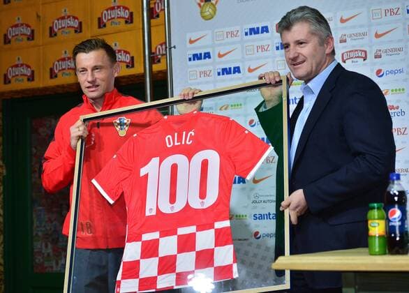 Ivica Olic received a jersey with the number 100 for one hundred performances in the Croatian national team Nationalteam 25.03.2015., Croatia, Zagreb - Ivica Olic and Davor Suker held a press conference PK Pressekonferenz before football match with Norway. Ivica Olic received a jersey with the number 100 for one hundred performances in the Croatian national team.  MarkoxPrpic PIXSELL